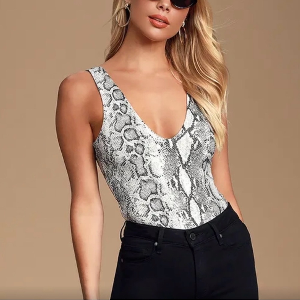 LULU’S WILDLIFE BLACK AND WHITE SNAKE PRINT BODYSUIT
